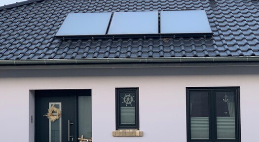 PV-Anlage auf dem Dach für eine Solarthermie-Heizung.