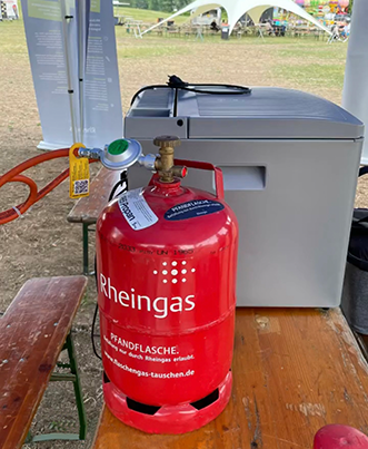 Gaskühlbox wird von roter 11 kg Gasflasche gekühlt.