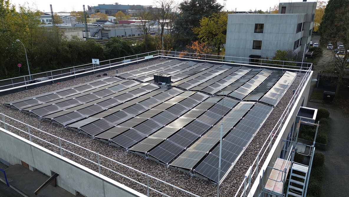 Photovoltaik-Anlage auf dem Dach von Rheingas am Standort Brühl.