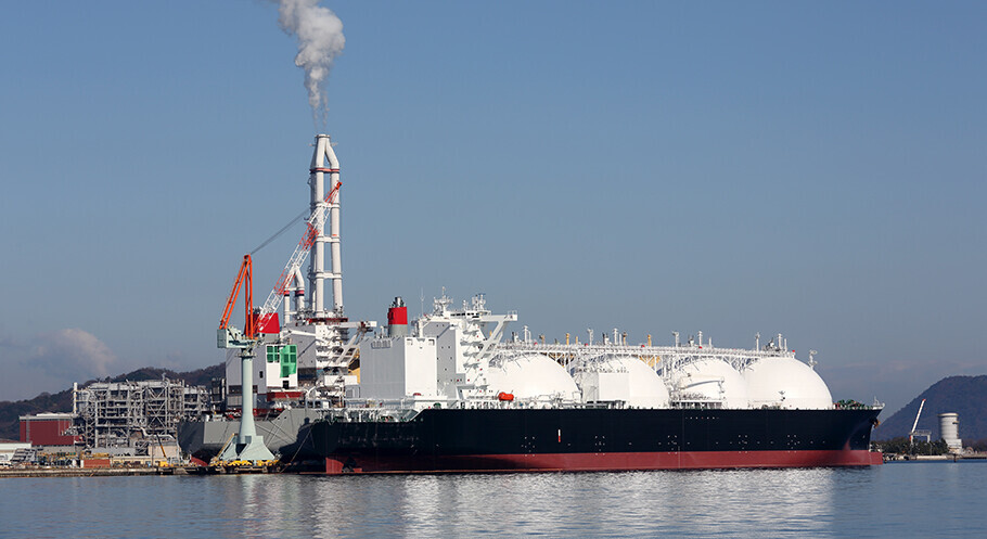Flüssiggas-Transport per Schiff zu einem LPG-Terminal.