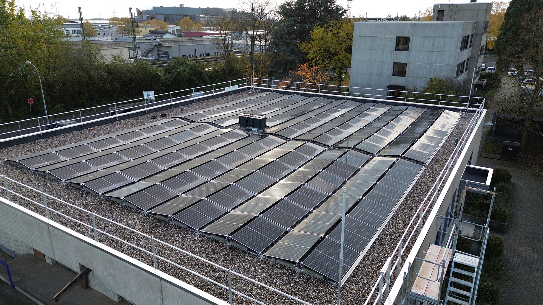 Photovoltaik-Anlage auf dem Dach von Rheingas am Standort Brühl.